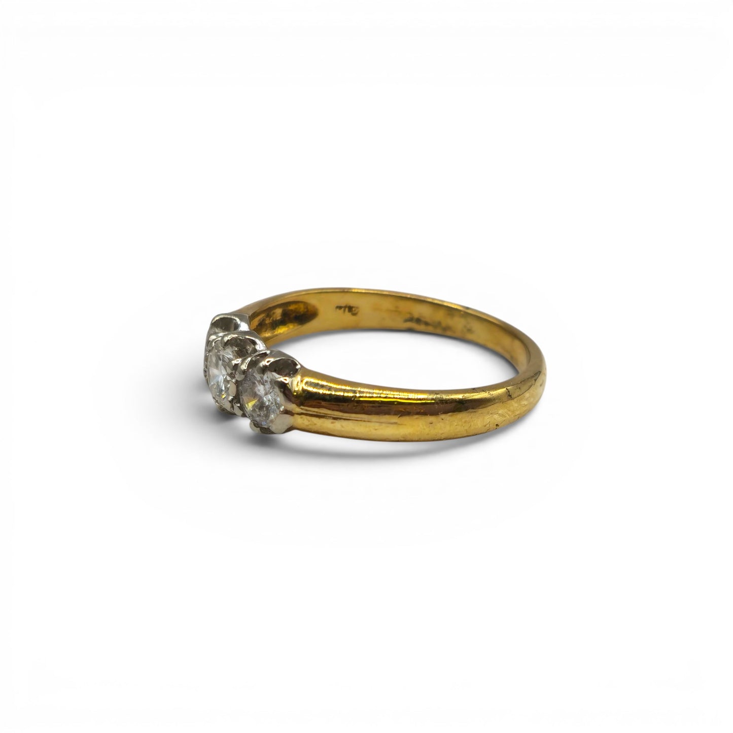 18ct yellow gold three stone diamond ring  Sh24964l