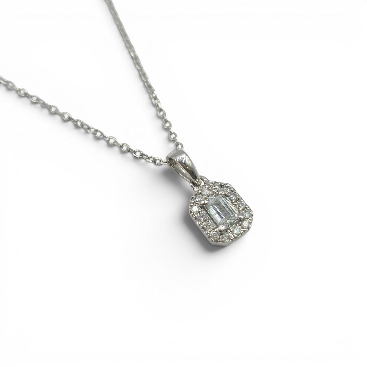 18ct  white gold diamond cluster pendant  BB2039b