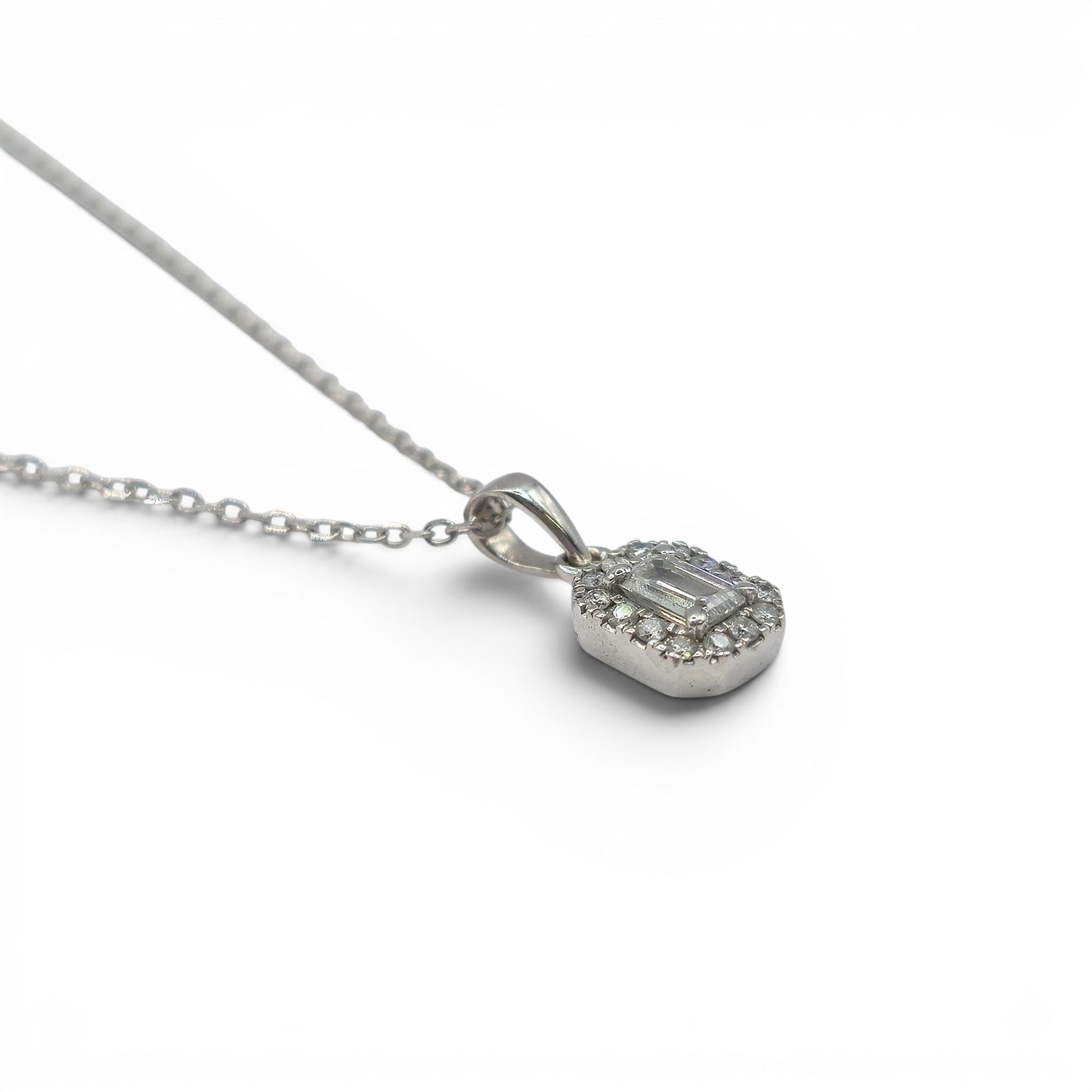 18ct  white gold diamond cluster pendant  BB2039b
