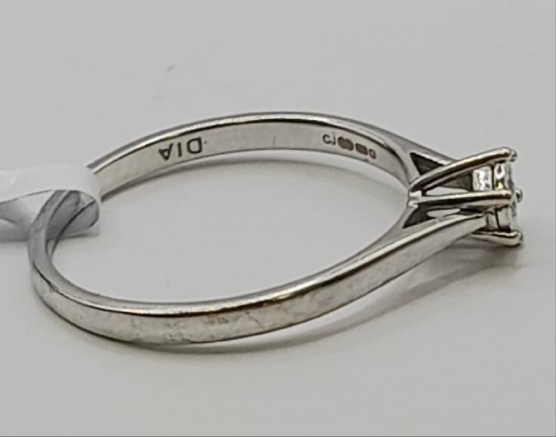 9ct White Gold diamond ring Size N sh23932b