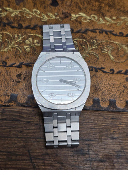 Ladies gucci watch box and paper (sh25263l)