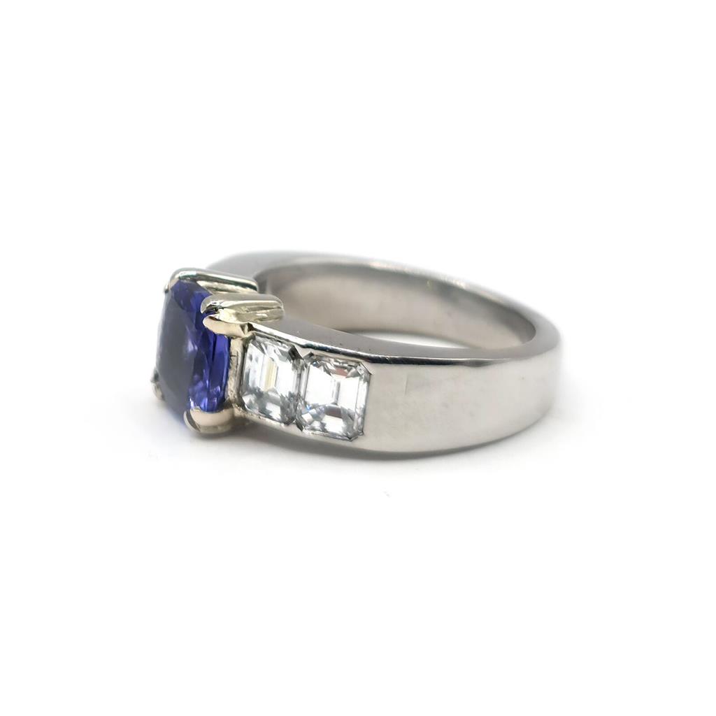https://shared1.ad-lister.co.uk/UserImages/f9858451-6400-46df-9300-45516e64c4e1/Img/Diamondrings/Platinum-179-carat-tanzanite--160-carat-diamond-ring-p4.jpg